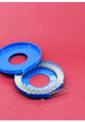 100% QC Geslaagd Hoog Duurzaamheid Geperforeerd Stalen Tape Plastic Gespoten Tape Metaal Wit en Langdurig Performance 12mm Breedte