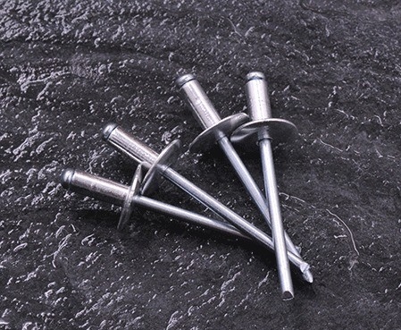 Zink Afwerking ANSI/ASME Standaard Sterke Bevestigingskracht Stalen Blind Pop Rivet voor Metaal m2.5 m3 m3.5 m4.2 m4.8 m5.5 m6.3